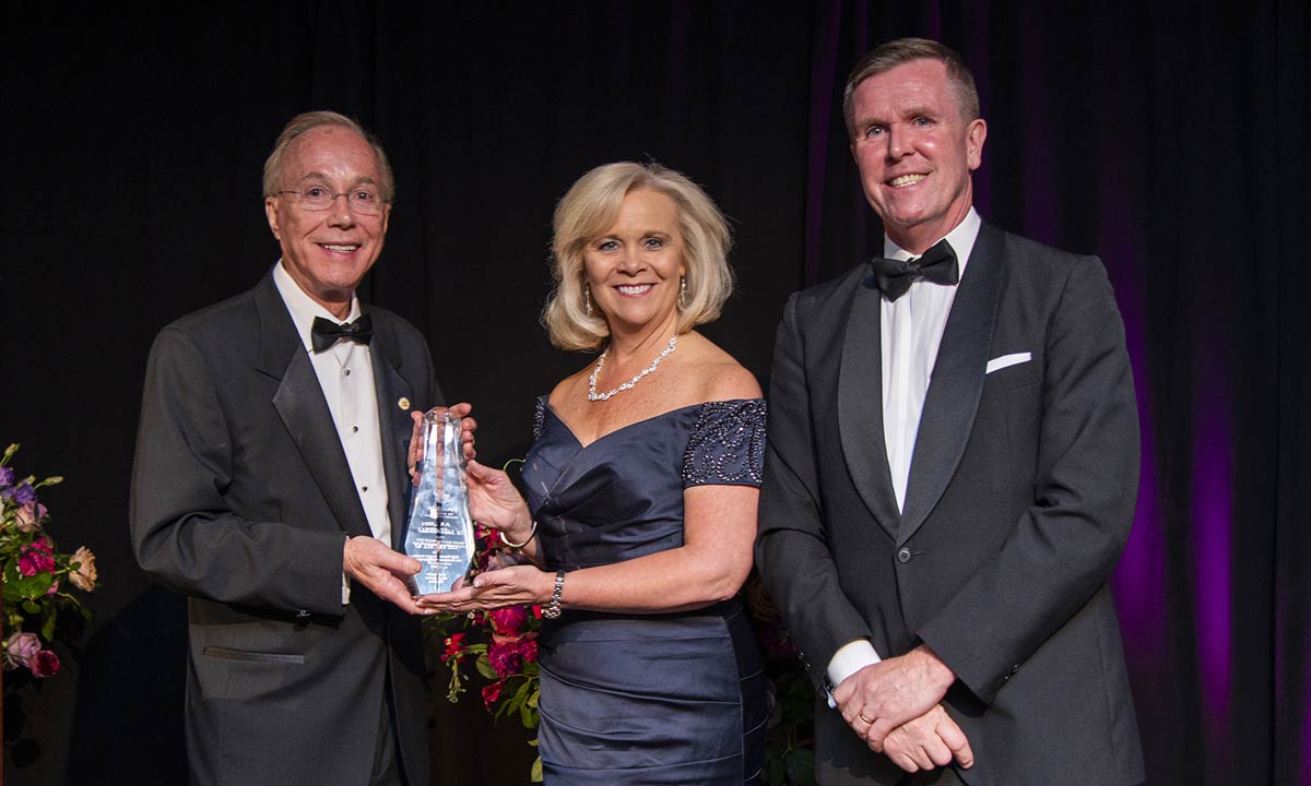 Photo of Lee Sentell accepting Horst Schulze Award for Excellence in Hospitality.