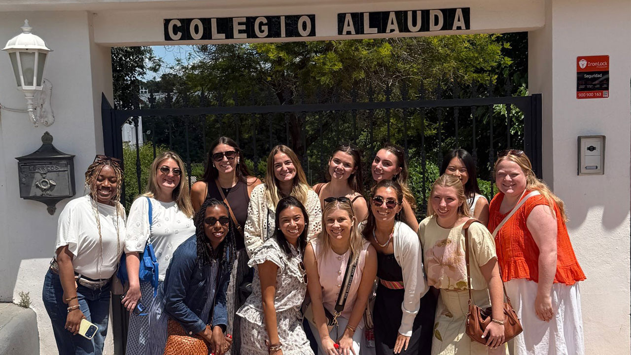 students standing in front of colegio alauda